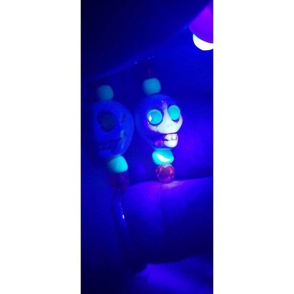 Halloween howlite skull earrings with uranium rhinestones and uv reactive beads - Picture 12 of 12